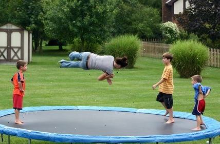Hvordan sette opp en trampoline netto. Forberede alle de tingene du trenger for oppsettet.