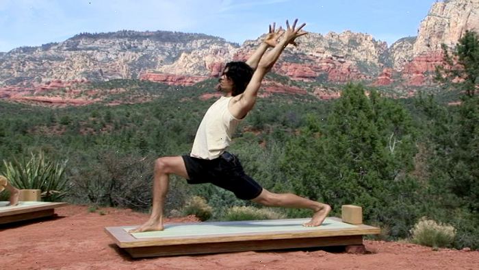 Hvordan bruke energi looper i anusara yoga. Begynn ved å aktivere energien sløyfe i skulderen.
