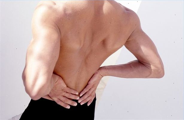 Hvordan styrke korsryggen med brystet raise. Først finne en god flat overflate for å ta din posisjon for korsryggen brystet raise trening.