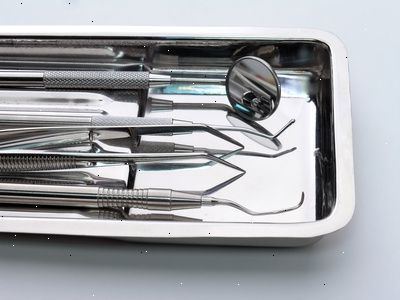 Nå som du er ferdig med rengjøring tannlegeinstrumenter med dine egne hender eller ved hjelp av en rengjøring maskin, må du tørke disse ved å bruke engangs klut. Det er forskjellige måter å sterilisere din tannlege instrumenter.