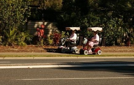 Hvordan velge en scooter for en eldre person. Spør kontorist for hva modellen ville være best for din venn.